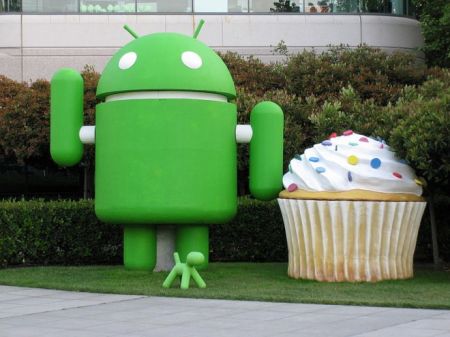 Google Muscles Android Developer, Offers Olive Branch