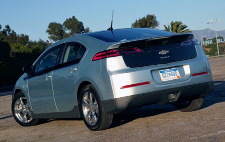 2011 Chevrolet Volt gets captivated for a trial push