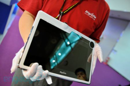 DigiLife I-One e-reader smuggles along integrated projector, gets white glove diagnosis during Computex