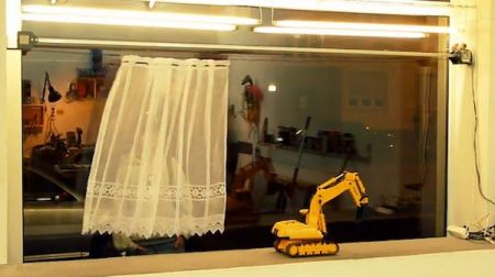 Robotic screen tries to ensure your remoteness, save upon fabric (video)